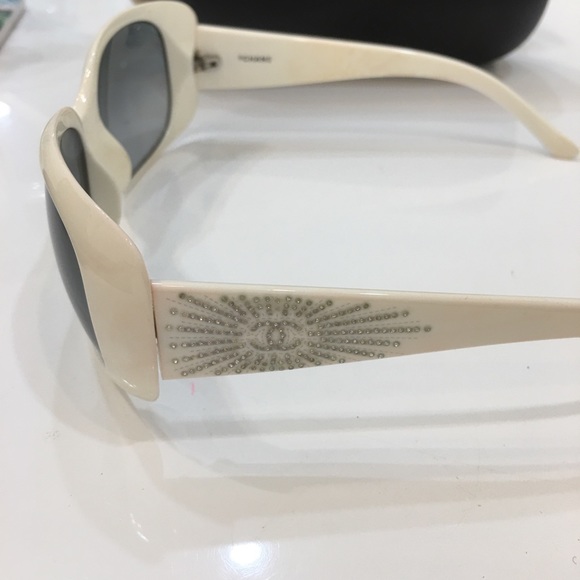 vintage Chanel sunglasses with crystals - Picture 3 of 9